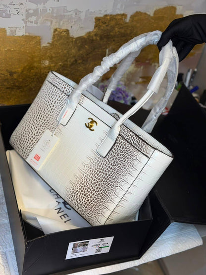 Chanel
Master
330 dhs🇦🇪🇦🇪
with box

Zain175
♥️♥️♥️