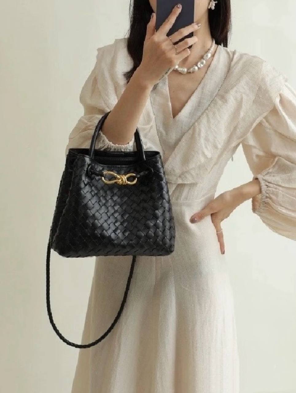 BOTTEGA 
NEW CAME GOOD QUALITY 
WITH BOX 
🎁🎁🎁

115 dhs💓
Size: 25cm

Zain39
♥️♥️♥️