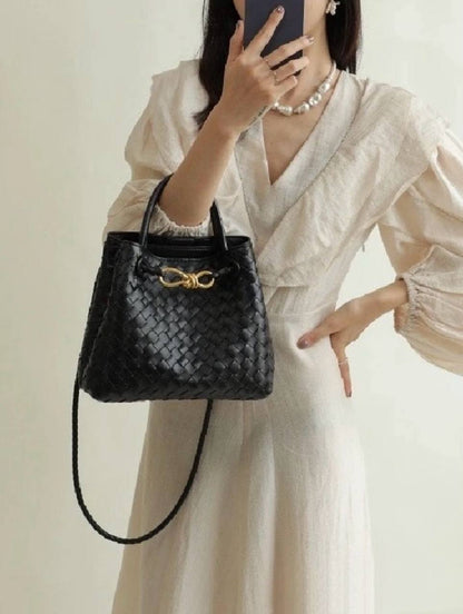 BOTTEGA 
NEW CAME GOOD QUALITY 
WITH BOX 
🎁🎁🎁

115 dhs💓
Size: 25cm

Zain39
♥️♥️♥️