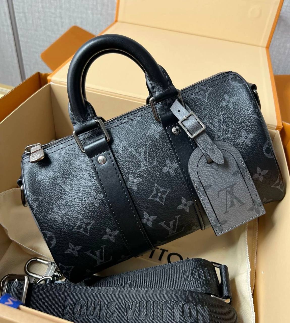 LV

COPY ONE 

WITH BOX 
🎁🎁🎁

170 dhs✅

Zain295
♥️♥️♥️