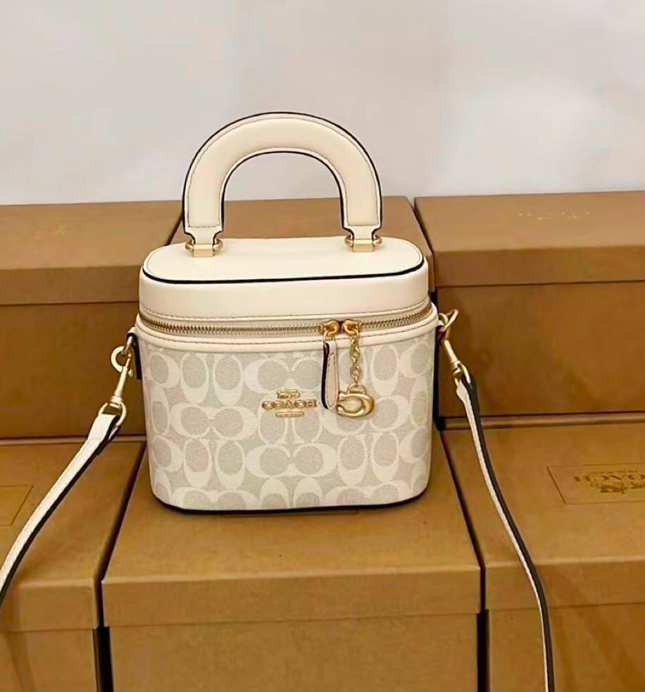 COACH  
MACK UP BOX 
HIGH QUALITY 
WITH BOX 
110 dhs💓

Zain295
♥️♥️♥️