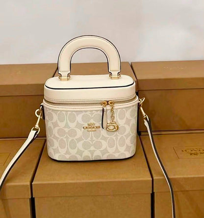 COACH  
MACK UP BOX 
HIGH QUALITY 
WITH BOX 
110 dhs💓

Zain295
♥️♥️♥️