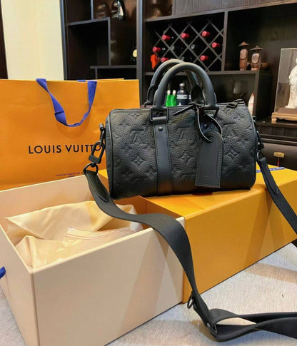 LV
120 dhs✅
size：22cm
High-quality 

with box
🎁🎁🎁

Zain35
♥️♥️♥️