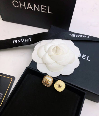 CHANEL❤️‍🔥*
Earring 🐦‍🔥
Master quality 💯
With normal boxes 🗃️ 
55 dhs💓
With master box 📦 
65 dhs💓

Zain216
♥️♥️♥️