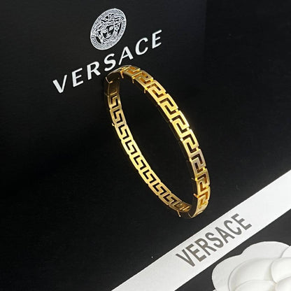 60 DHS✅
 VERSACE MASTER
✨💫⭐
BANGLE
💎
FREE SIZE  
WITH BOX AND PAPER BAG 🎁🛍️

Zain89
♥️♥️♥️