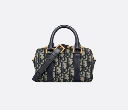 Dior
110 dhs🪙🌨️

size:18CM
Good quality 

with box
🎁🎁🎁

Zain35
♥️♥️♥️