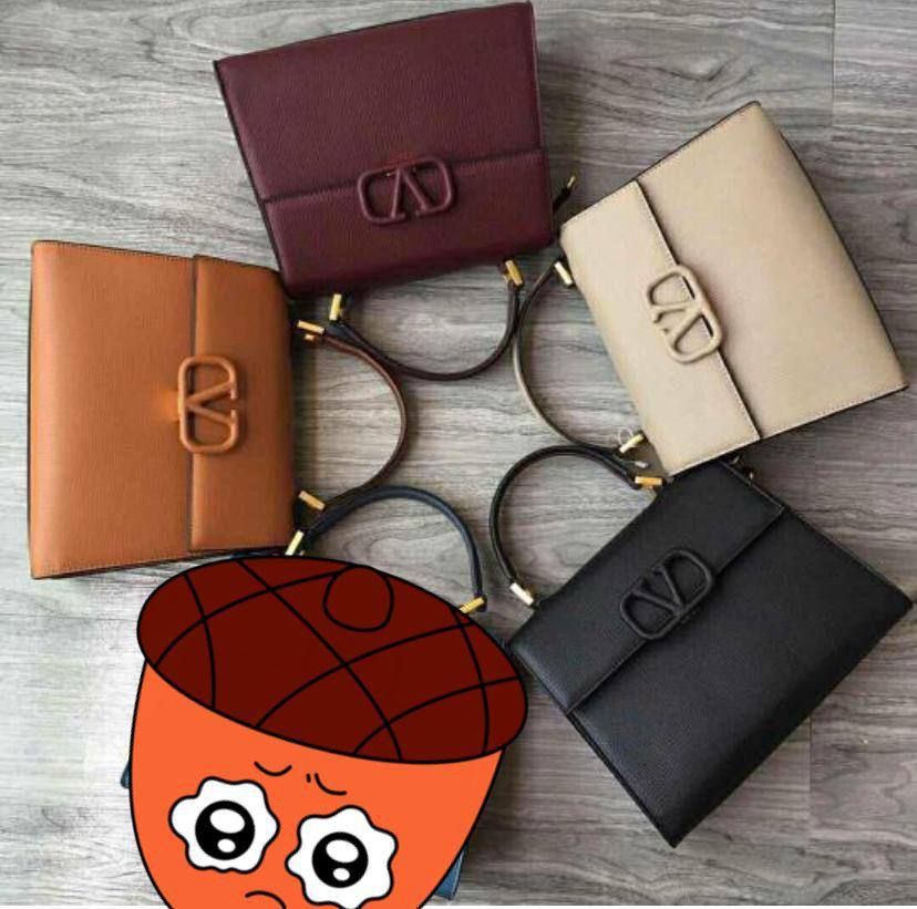 VALENTINO 
100 dhs🪙🌨️

with box
🎁🎁🎁

Zain90
♥️♥️♥️