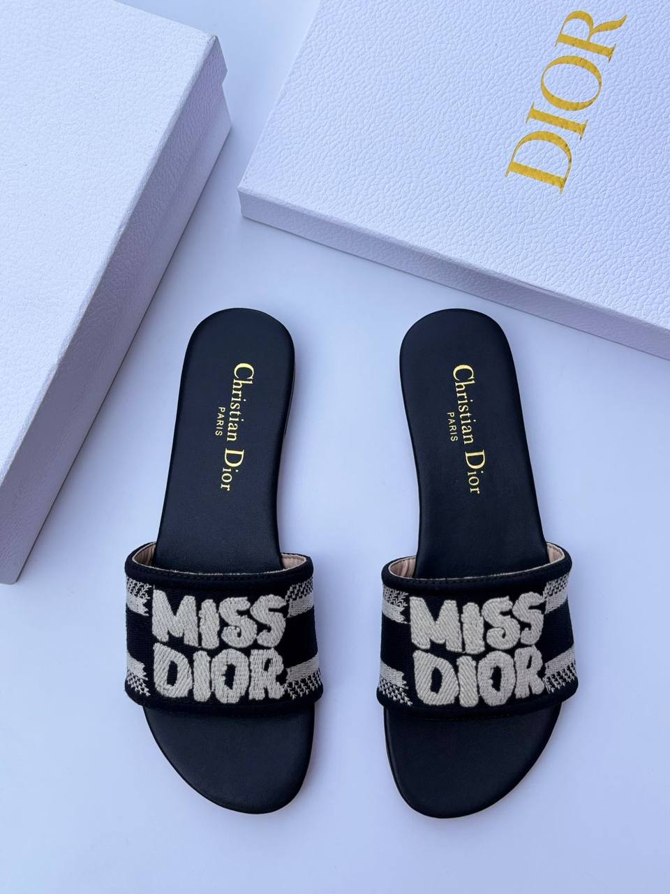 Dior 
High Quality
100 dhs👑
Size 36-42

Zain55
♥️♥️♥️