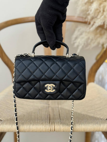 New collection✨✨✨
CHANEL
20cm
350 dhs👑
Top quality 
With box🎁

Zain167
♥️♥️♥️
