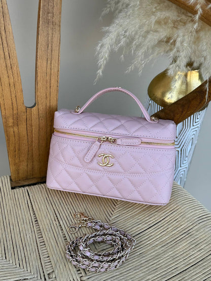 New collection✨✨✨
CHANEL
19cm
340 dhs❣️
Top quality 
With box🎁

Zain167
♥️♥️♥️