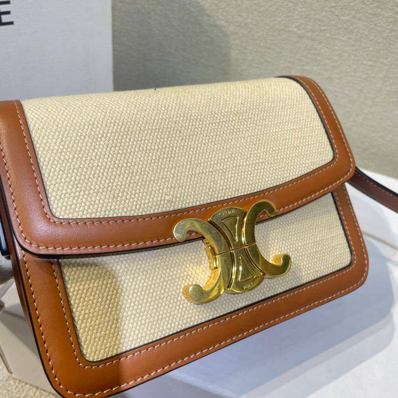 Celine

Celine  
good quality, 
comes with box, 
🎁🎁🎁

size...23*16 cm 
125 dhs💓

Zain12
♥️♥️♥️