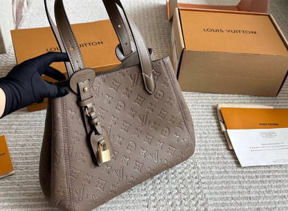 LV

100 dhs💓

GOOD-quality 

with box🎁🎁🎁

Zain35
♥️♥️♥️