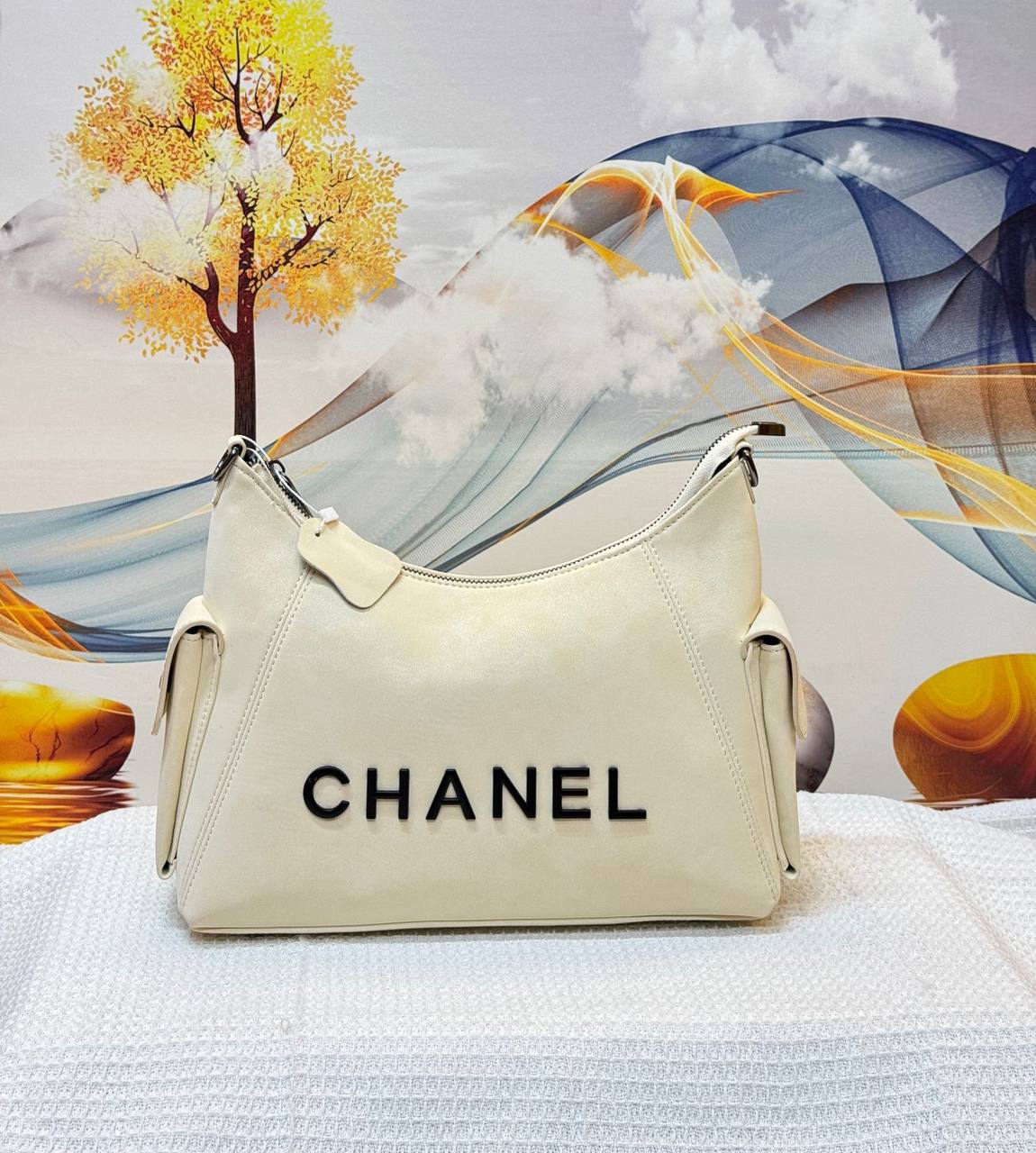 Chanel 
Best quality 
95 dhs✅
size 30 cm

Zain290
♥️♥️♥️