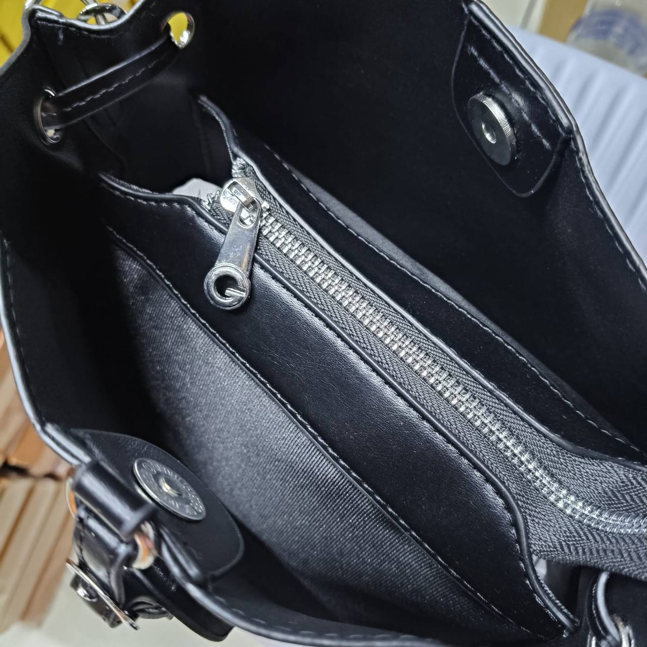 GOYARD ʙᴜᴄᴋᴇᴛ ʙᴀɢ
ɢᴏʏᴀʀᴅɪɴᴇ ᴘᴀᴛᴛᴇʀɴ
sɪʟᴠᴇʀ ʜᴀʀᴅᴡᴀʀᴇ
ᴡɪᴛʜ ʟᴏɴɢ ʙᴇʟᴛ sᴛʀᴀᴘ
sɪᴢᴇ : 21 cm

65 dhs✅

Zain31
♥️♥️♥️