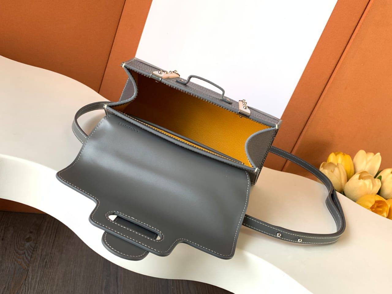 *Goyard Saigon Handbag✅*
*Size 20cm*
For Price 👇 WTSP Text Zain 0568585901

Zain274
♥️♥️♥️
