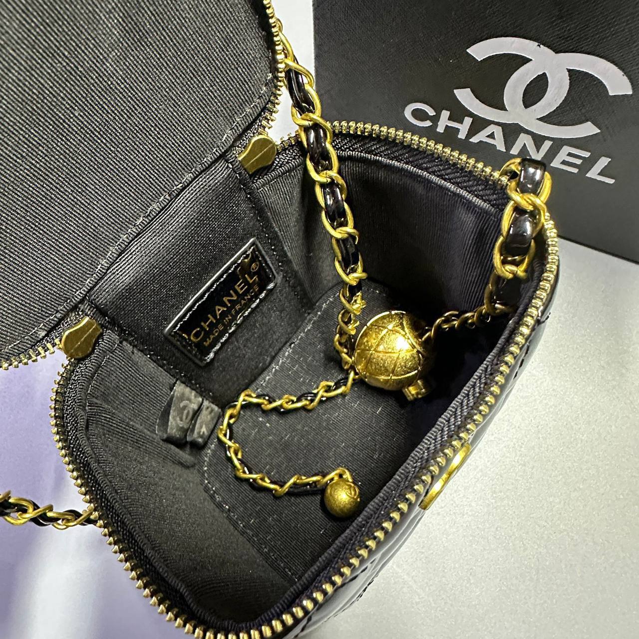 CHANEL
 GOOD QUALITY 
WITH BOX  
90 dhs✅
SIZE: 11cm

Zain295
♥️♥️♥️