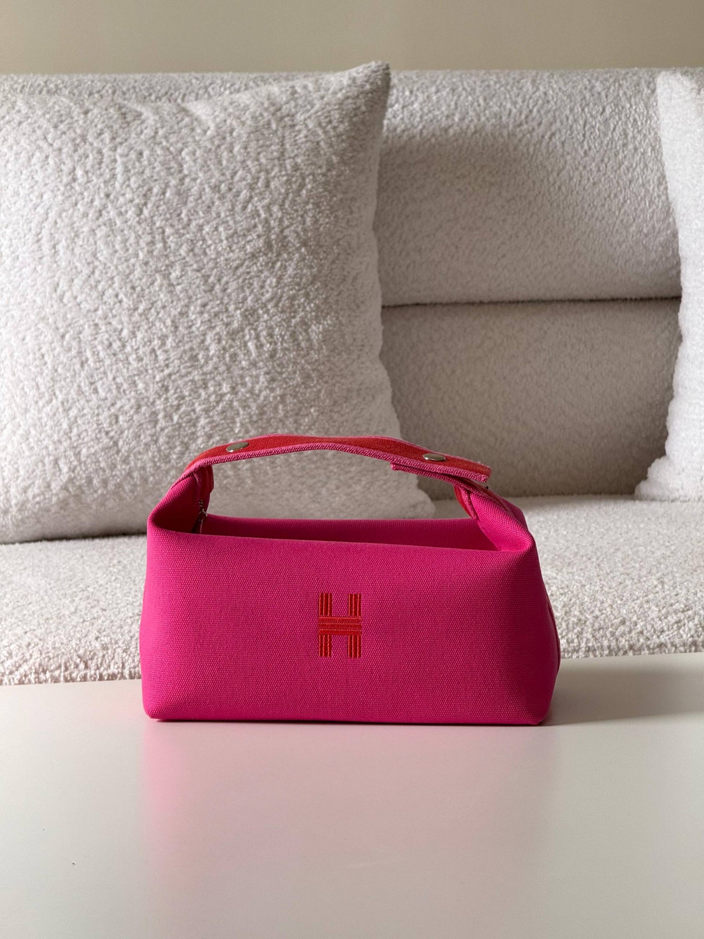 Hermes 24 and 21cm 💕master quality😍with box❤️
320 dhs🪙🌨️

Zain52
♥️♥️♥️