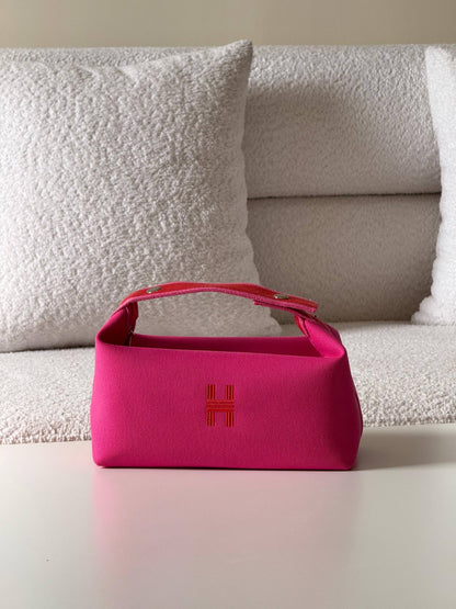 Hermes 24 and 21cm 💕master quality😍with box❤️
320 dhs🪙🌨️

Zain52
♥️♥️♥️