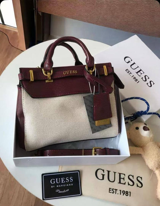 Guess
100 dhs✅
size：22cm
Good-quality 

with box
🎁🎁🎁

Zain35
♥️♥️♥️