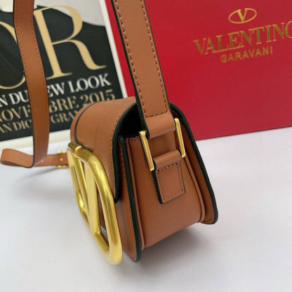 VALENTINO 

COPY ONE NEW CAME 

WITHBOX 
🎁🎁🎁

130 dhs🪙🖤

Zain39
♥️♥️♥️