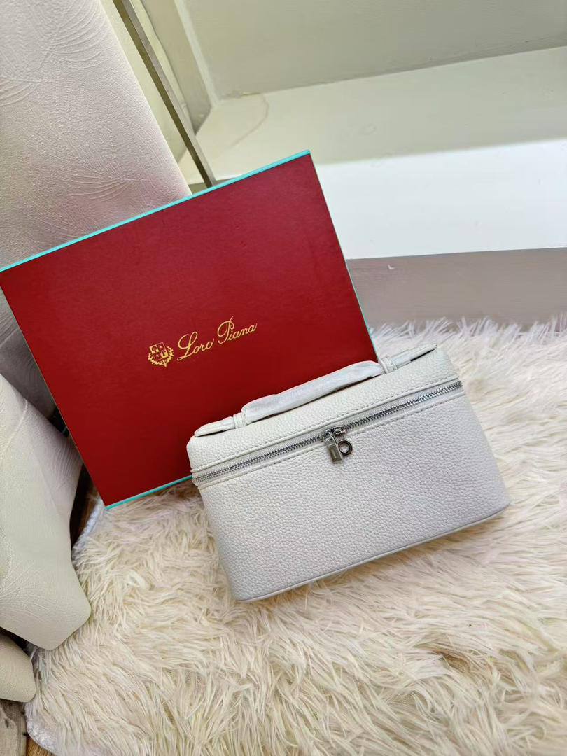 Loro Piana
80 dhs✅

with box
🎁🎁🎁

size 19×7×12cm

Zain42
♥️♥️♥️