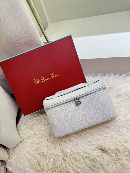 Loro Piana
80 dhs✅

with box
🎁🎁🎁

size 19×7×12cm

Zain42
♥️♥️♥️