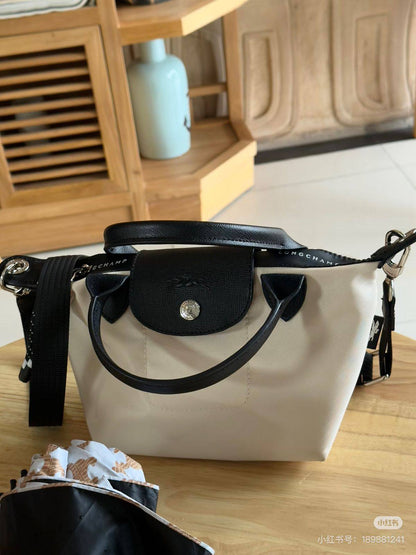 Long Champ
17 cm
80 dhs❣️

Zain190
♥️♥️♥️