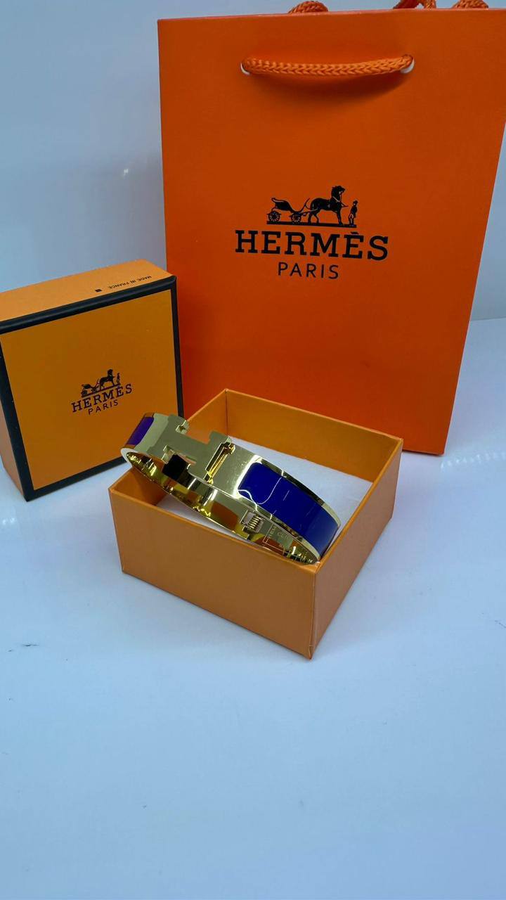 Hermes 🐦‍🔥*
Bangle 
Stainless Steel 💯
With black boxes 📦 
20 dhs🪙🌨️
With same box 🗃️ 
30 dhs🪙🌨️

Zain216
♥️♥️♥️