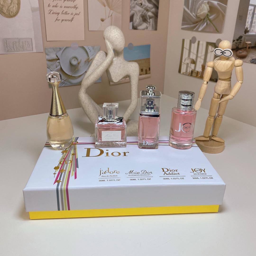 Dior Set
30 ml each 
70 dhs💓
good quality set

Zain17
♥️♥️♥️