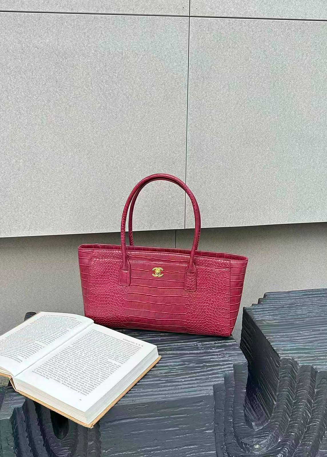 Chanel

130 dhs🇦🇪🇦🇪

Zain143
♥️♥️♥️