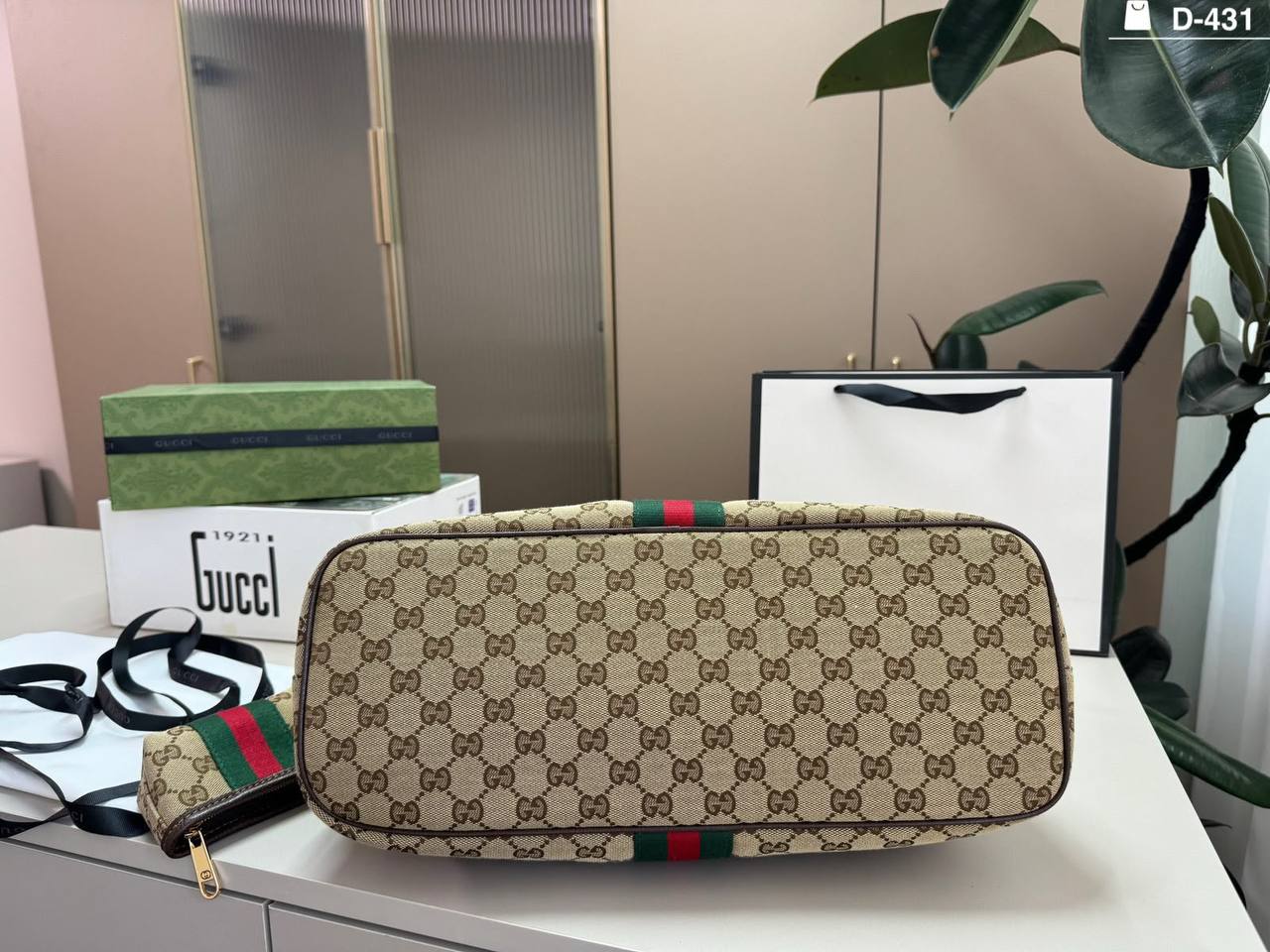 GUCCI COPY ONE  NEW CAME WITH BOX 
220 dhs🇦🇪🇦🇪

Zain295
♥️♥️♥️