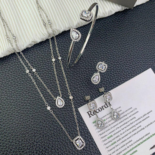 MESSIKA MASTER✨💫
NECKLACE BANGLE
EARRING RING 
170 DHS🇦🇪
WITH BOX AND PAPER BAG🛍️🎁

Zain89
♥️♥️♥️