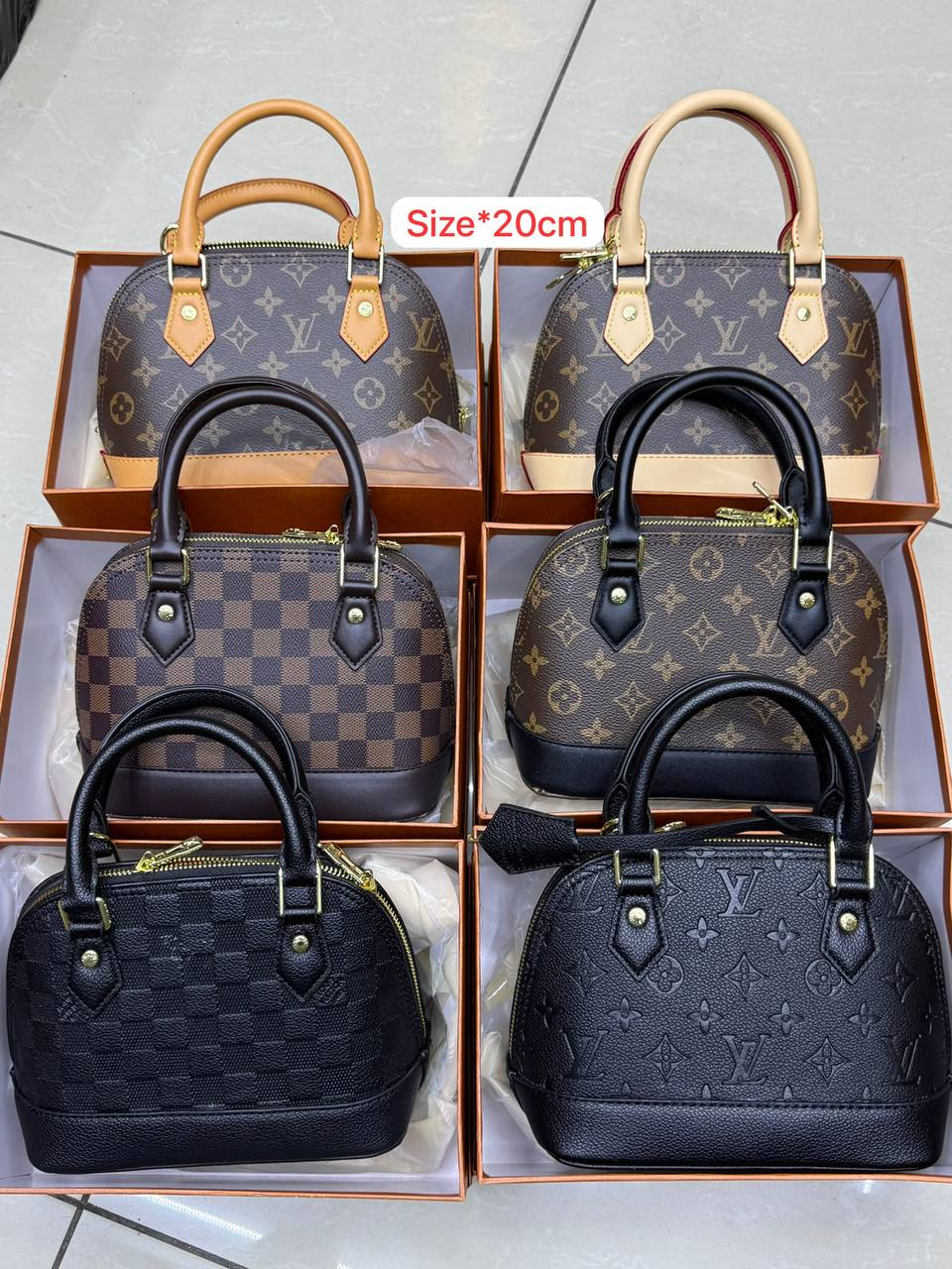 LV
Good quality 
Size 20cm
110 dhs🇦🇪🇦🇪
With box 📦🔥

Zain70
♥️♥️♥️