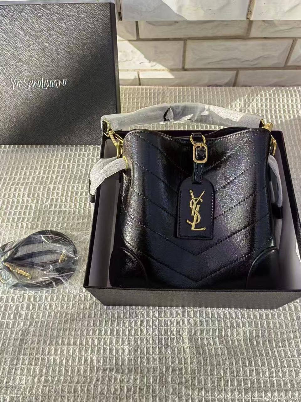 Bucket bag
Good quality 
110 dhs💓
With box 📦

Zain70
♥️♥️♥️