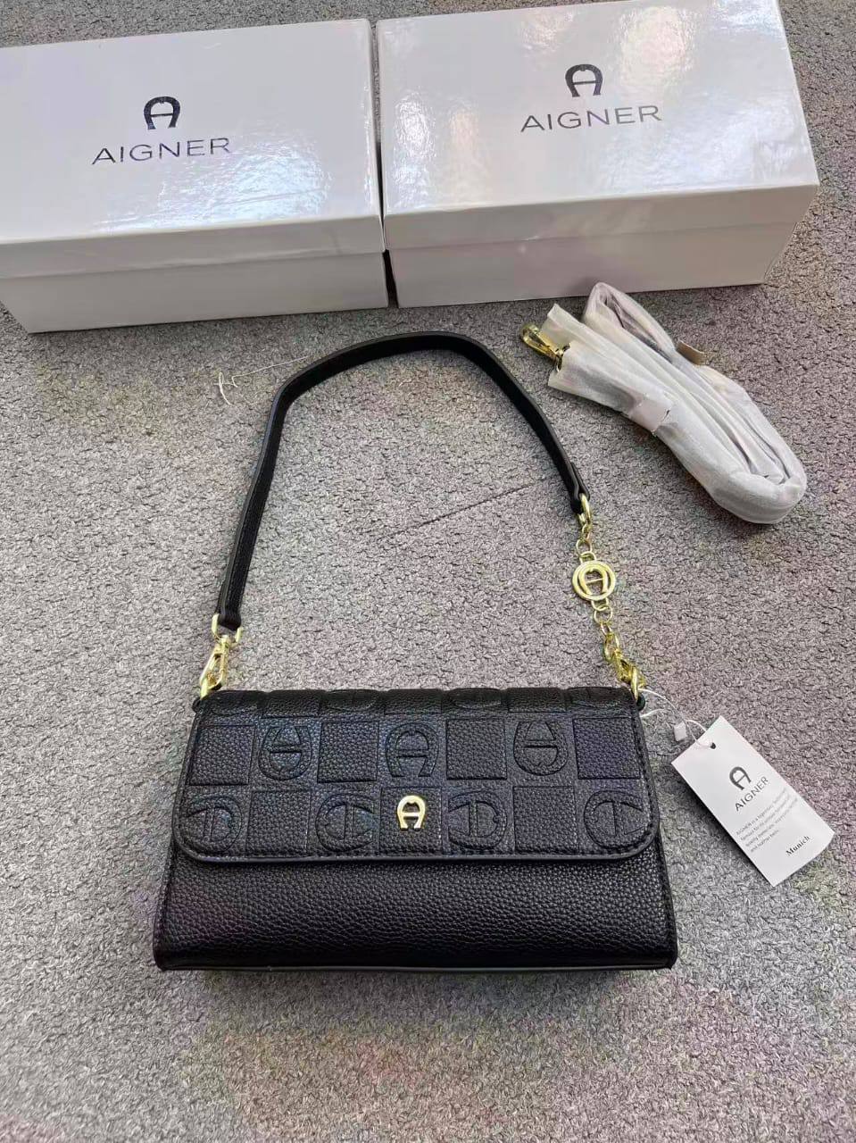 Aigner
100 dhs🇦🇪🇦🇪 
with box high quality24cm

Zain26
♥️♥️♥️