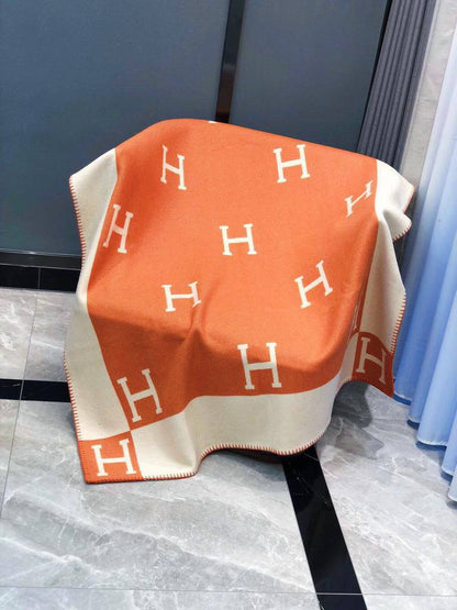 New collection 
Master 
Throw blanket in Merinos wool and cashmere (90%
rinos wool, 10% cashmere)
Size 135*170
👉🏽Blanket 
150 dhs✅

👉🏽Pillows with feeling
90 dhs✅

Zain99
♥️♥️♥️