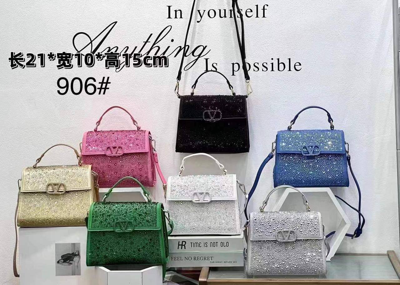 Valentino 
Good Quality 

With Box 
🎁🎁🎁

110 dhs❣️

Zain250
♥️♥️♥️