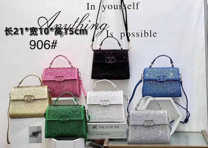 Valentino 
Good Quality 

With Box 
🎁🎁🎁

110 dhs❣️

Zain250
♥️♥️♥️