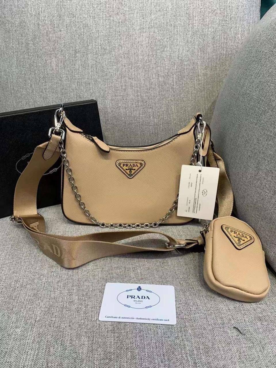 Prada
95 dhs🪙🌨️
SIZE：23CM
Good quality 

with box
🎁🎁🎁

Zain35
♥️♥️♥️