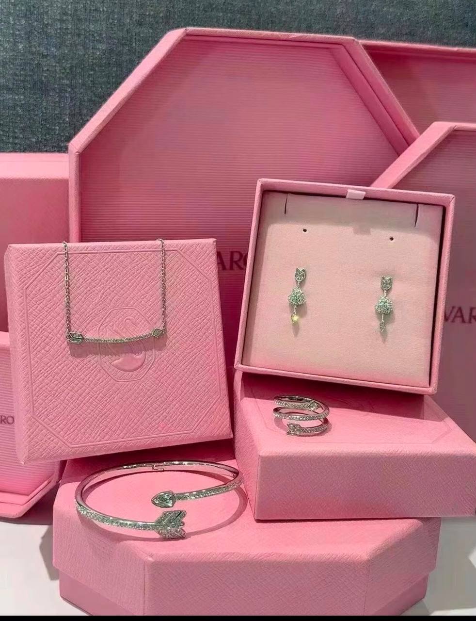 Swarovski set
Necklace 
Earrings 
Bangle 
Ring 💍 
Master quality

240 dhs🇦🇪 normal box 📦

Zain48
♥️♥️♥️