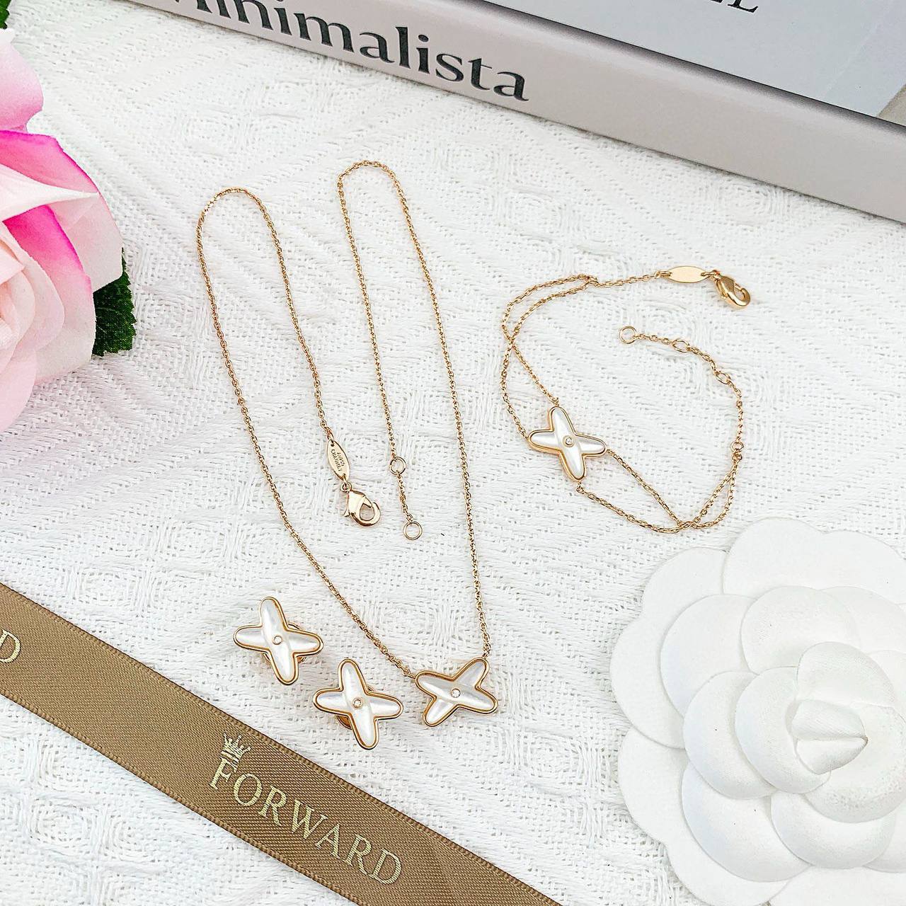 CHOUMET SET
NECKLACE BRACELET EARRINGS 💫✨
WITH BOX AND PAPER BAG🛍️🎁
140 DHS🌺

Zain89
♥️♥️♥️