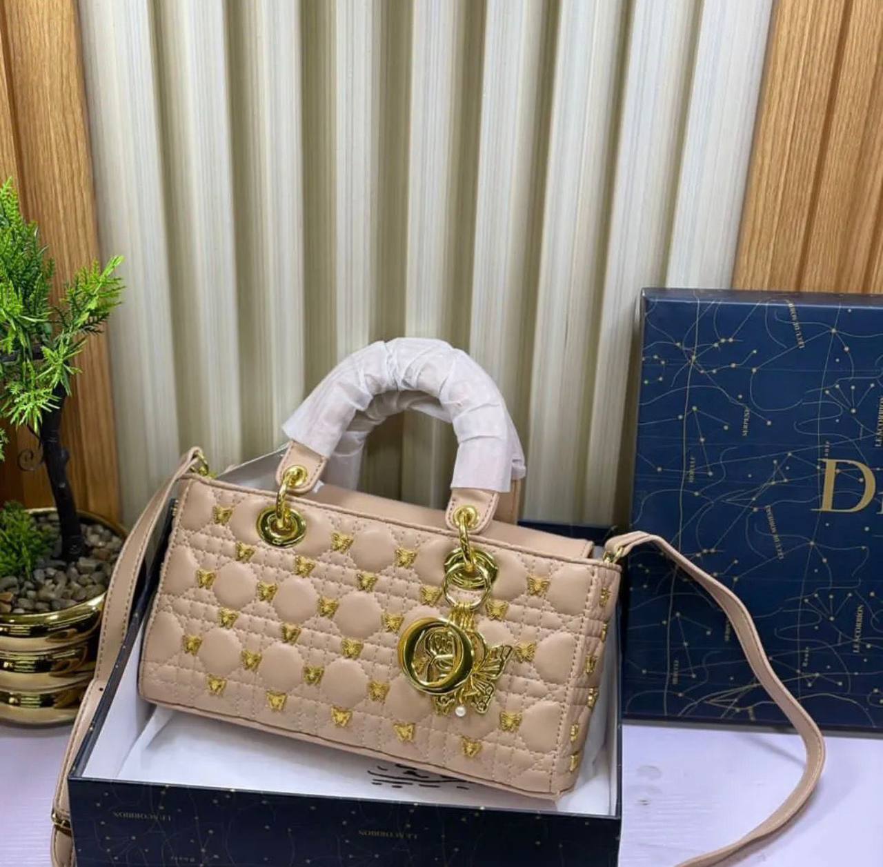 Dior
130 dhs✅
High quality 

with box
🎁🎁🎁

Zain35
♥️♥️♥️