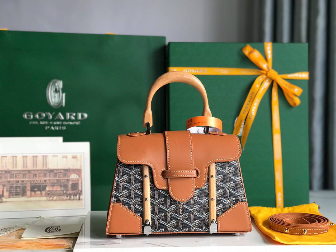 Goyard
Material: Goyardine canvas and leather

 Design: Structured handbag with a top handle

 Closure: Leather strap and clasp Style: Luxury, classic handbag

For Price 👇 WhatsApp✅
0568585901 
0507557372
0552275751 Owner Zain 👌

Zain325
♥️♥️♥️