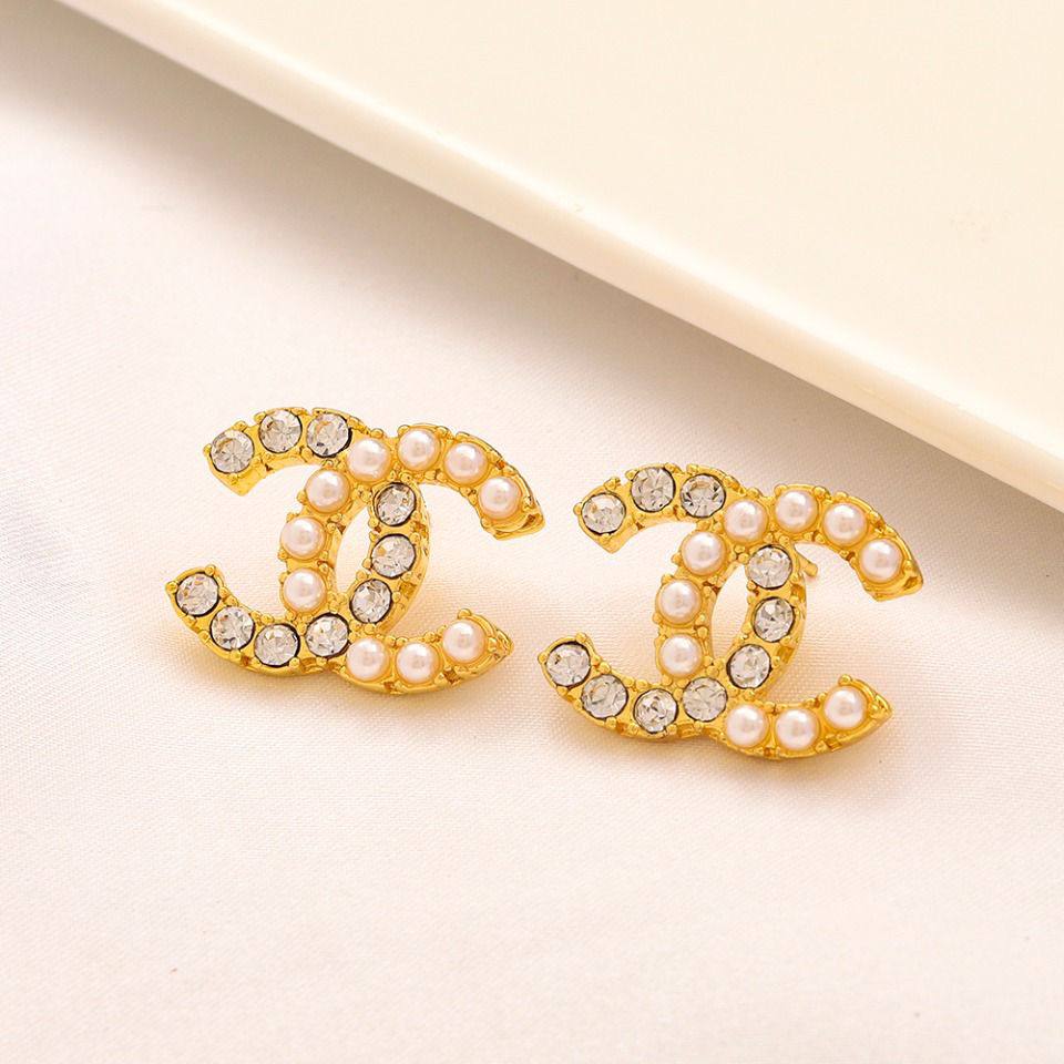 New arrival branded earrings 
30 dhs🪙💚/ pair without box 
40 dhs🪙💚/ pair with branded box

Zain243
♥️♥️♥️