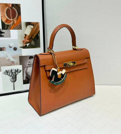 HERMES KELLY BIG SIZE NEW CAME GOOD QUALITY 
120 dhs🇦🇪🇦🇪
Size: 28cm

Zain295
♥️♥️♥️