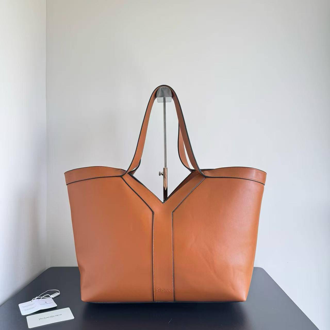 Ysl 
34cmx29cmx17cm 
110 dhs✅

Zain72
♥️♥️♥️