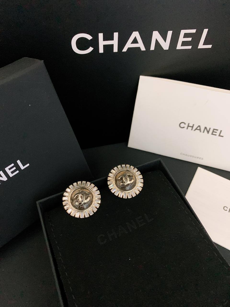 CHANEL*_EARRINGS_

55 dhs❤️💚
         _With_
          *Box* 📦✅

Zain89
♥️♥️♥️