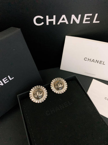 CHANEL*_EARRINGS_

55 dhs❤️💚
         _With_
          *Box* 📦✅

Zain89
♥️♥️♥️