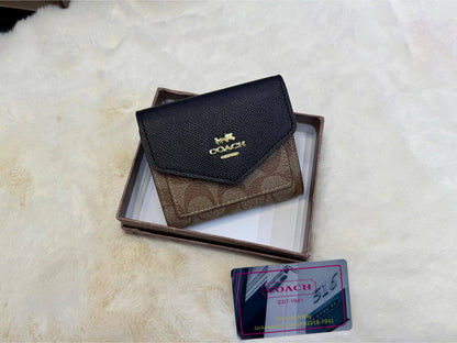 Coach wallet 

With box 
🎁🎁🎁

40 dhs❣️

Zain56
♥️♥️♥️