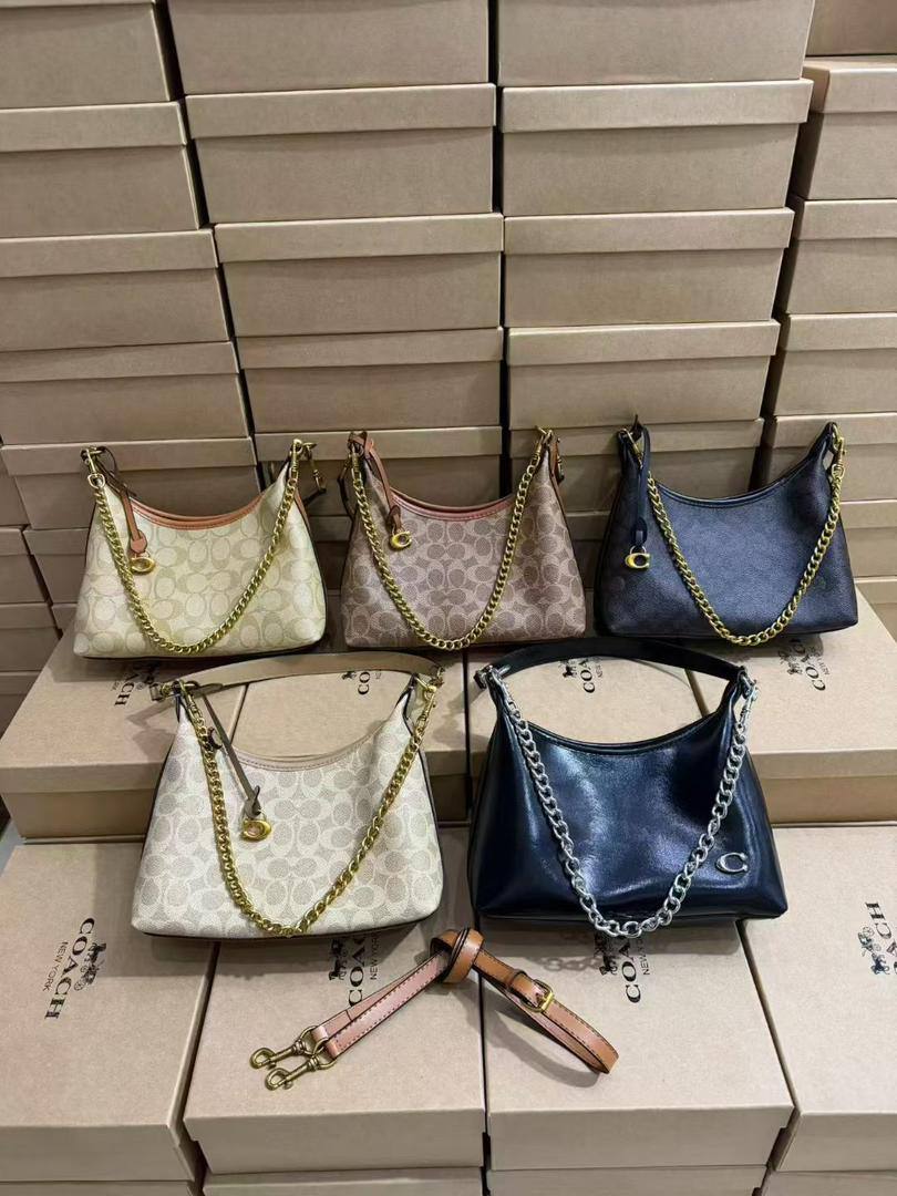 Coach
95 dhs🪙🌨️

SIZE：25cm

Good quality 

with box
🎁🎁🎁

Zain35
♥️♥️♥️
